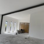 Wit gespoten wanden/muren, plafond en houtwerk zwart geverfd