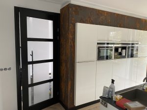 Keuken met geverfde koper roest uitstraling.