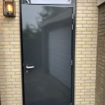Streeploos geverfde buitendeur in glanzend zwart